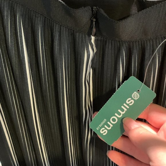 Simons Icone Pleated Skirt - Picture 3 of 4